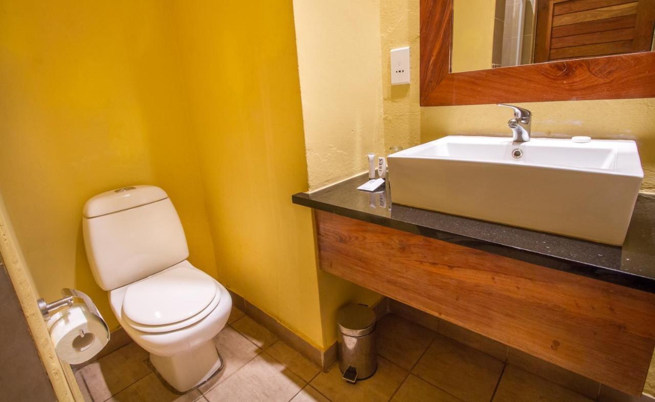 Cityblue Courtyard Hotel & Suites, Ливингстън Екстериор снимка